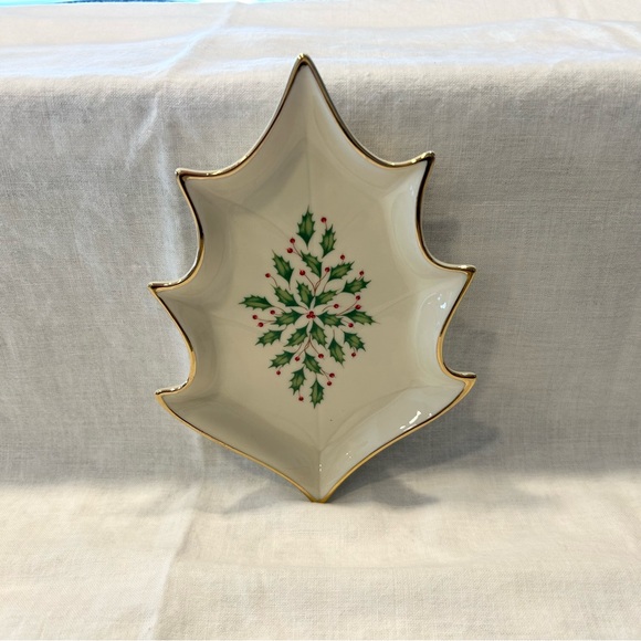 Lenox Holiday Pattern Holly Leaf Shaped Ivory Dish Gold Trim 7 x 4.5 NICE! - Picture 1 of 5